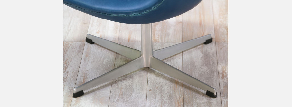 Pair of Arne Jacobsen Leather “Swan” Chairs for Fritz Hansen