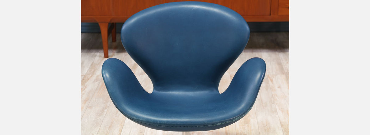Pair of Arne Jacobsen Leather “Swan” Chairs for Fritz Hansen