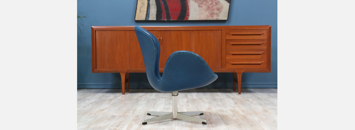 Pair of Arne Jacobsen Leather “Swan” Chairs for Fritz Hansen