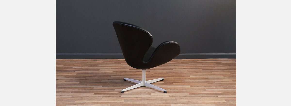 Vintage Arne Jacobsen Black Leather "Swan" Chair for Fritz Hansen